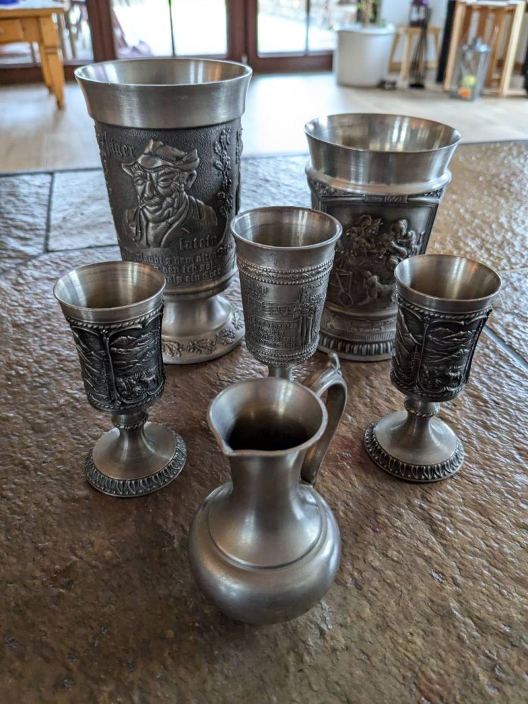 Sechs Zinnbecher und eine Kanne Zinn verkaufen